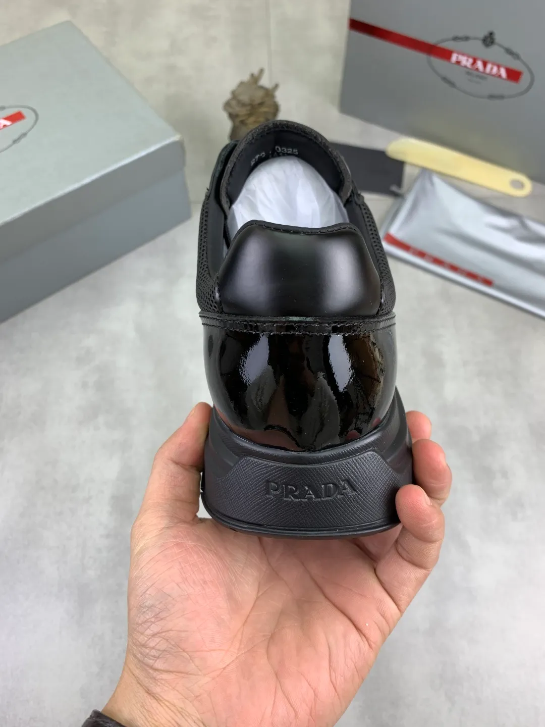Men's Men's Shoes 💰P600 💰【New Style】 The latest model of high-quality PRADA classic men's shoes has been launched on the official website at 1:1, synchronized in Hong Kong, and on the same catwalk; all made of calfskin➕imported cowhide lining, 🍡🍡original rubber outsole, non-slip and wear-resistant; comfortable on the feet, attractive style, fine workmanship, and simple and neat shoe lasts, showing the courage and toughness of men, 👍Size: 39-44 (45 can be customized) black White color🉑️choose